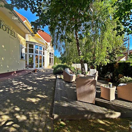 Hotel Penta Lux Tata Bagian luar foto