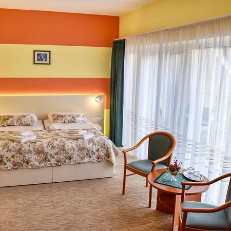 Hotel Penta Lux Tata Bagian luar foto