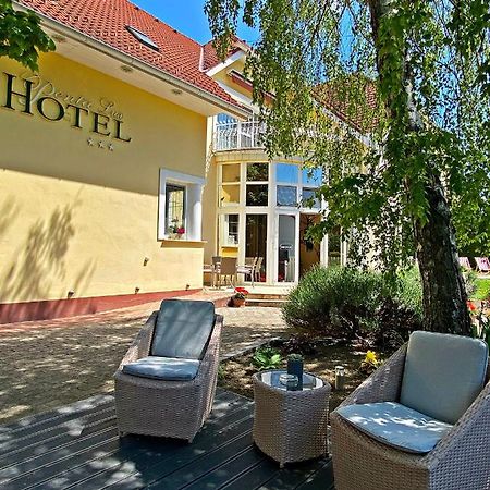 Hotel Penta Lux Tata Bagian luar foto