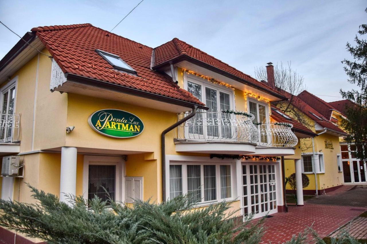 Hotel Penta Lux Tata Bagian luar foto