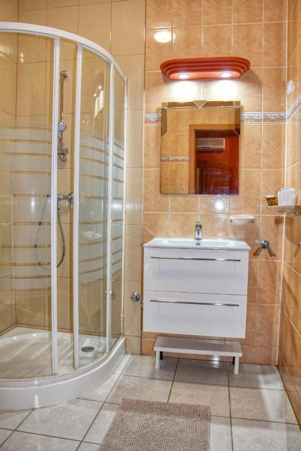 Hotel Penta Lux Tata Bagian luar foto