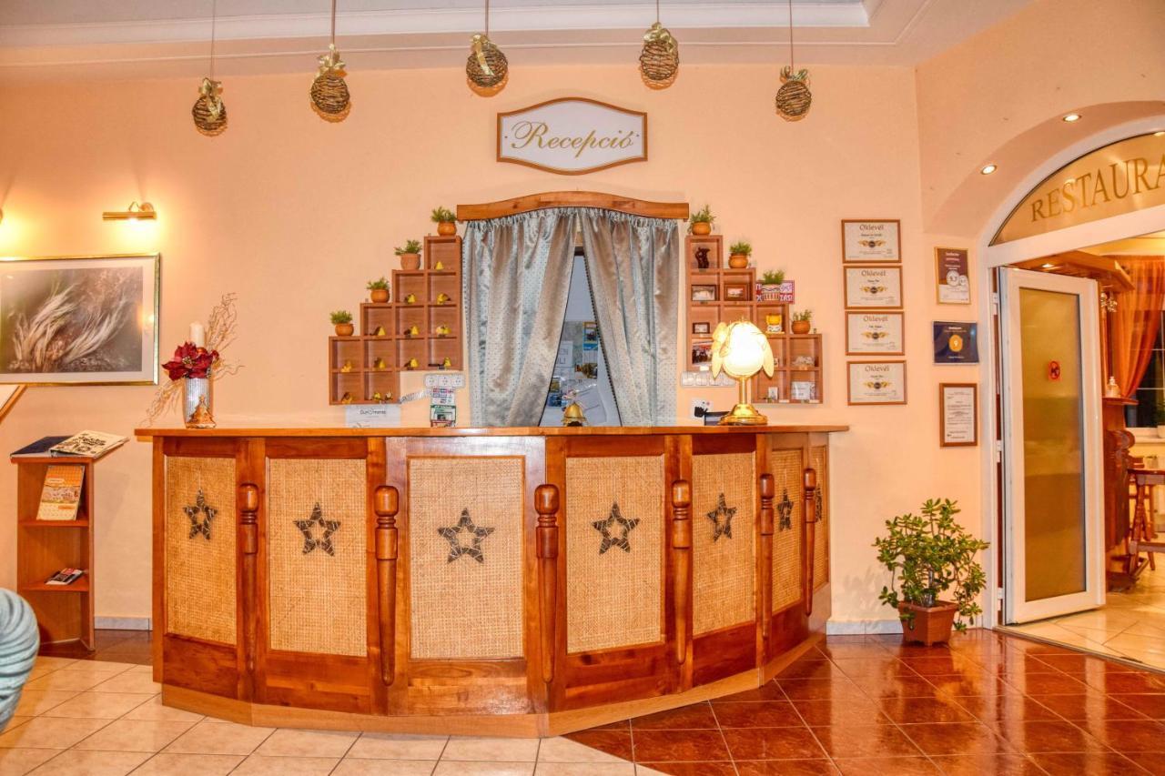 Hotel Penta Lux Tata Bagian luar foto