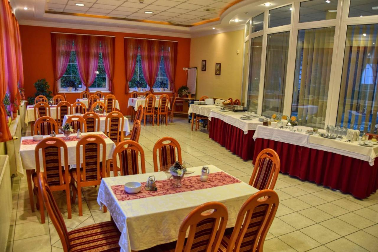 Hotel Penta Lux Tata Bagian luar foto
