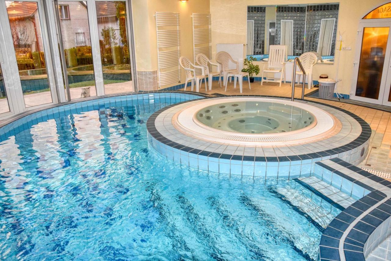 Hotel Penta Lux Tata Bagian luar foto