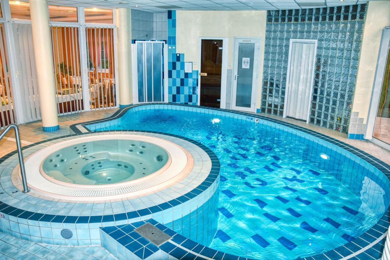 Hotel Penta Lux Tata Bagian luar foto