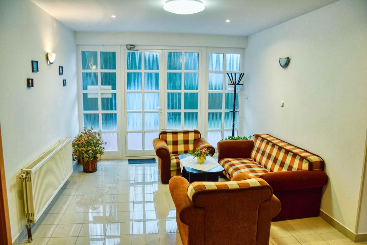 Hotel Penta Lux Tata Bagian luar foto