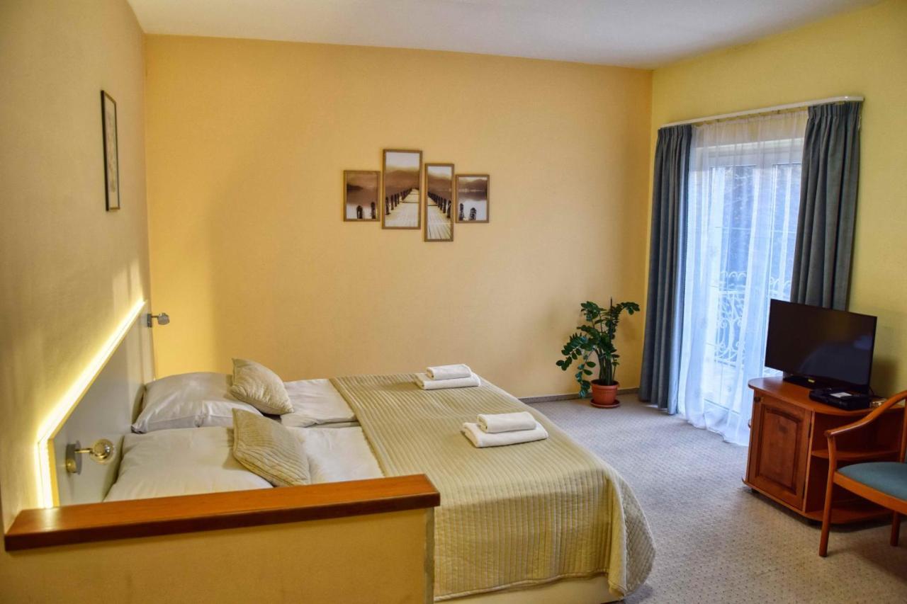 Hotel Penta Lux Tata Bagian luar foto