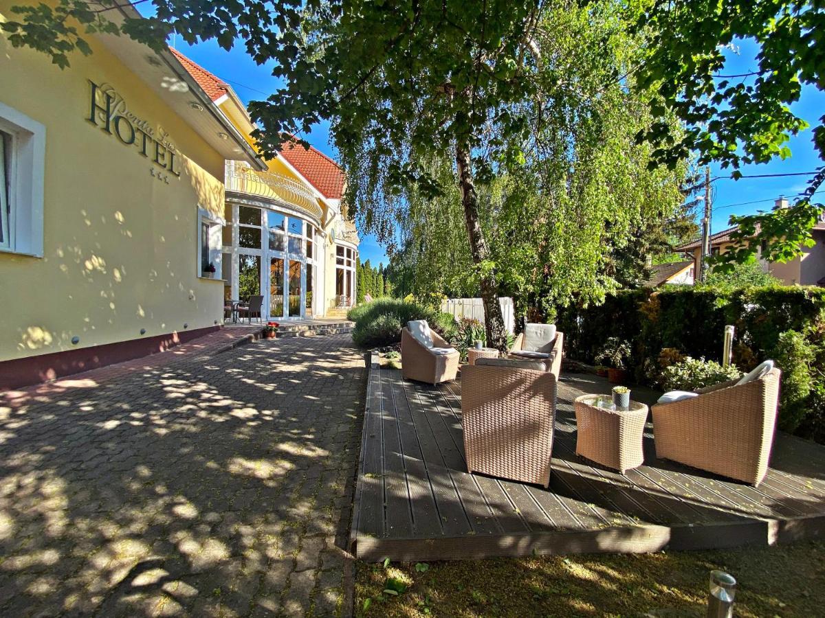 Hotel Penta Lux Tata Bagian luar foto