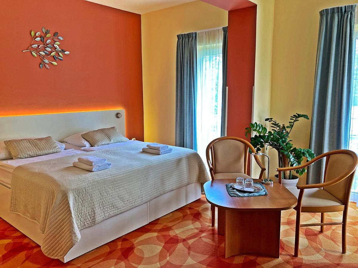Hotel Penta Lux Tata Bagian luar foto