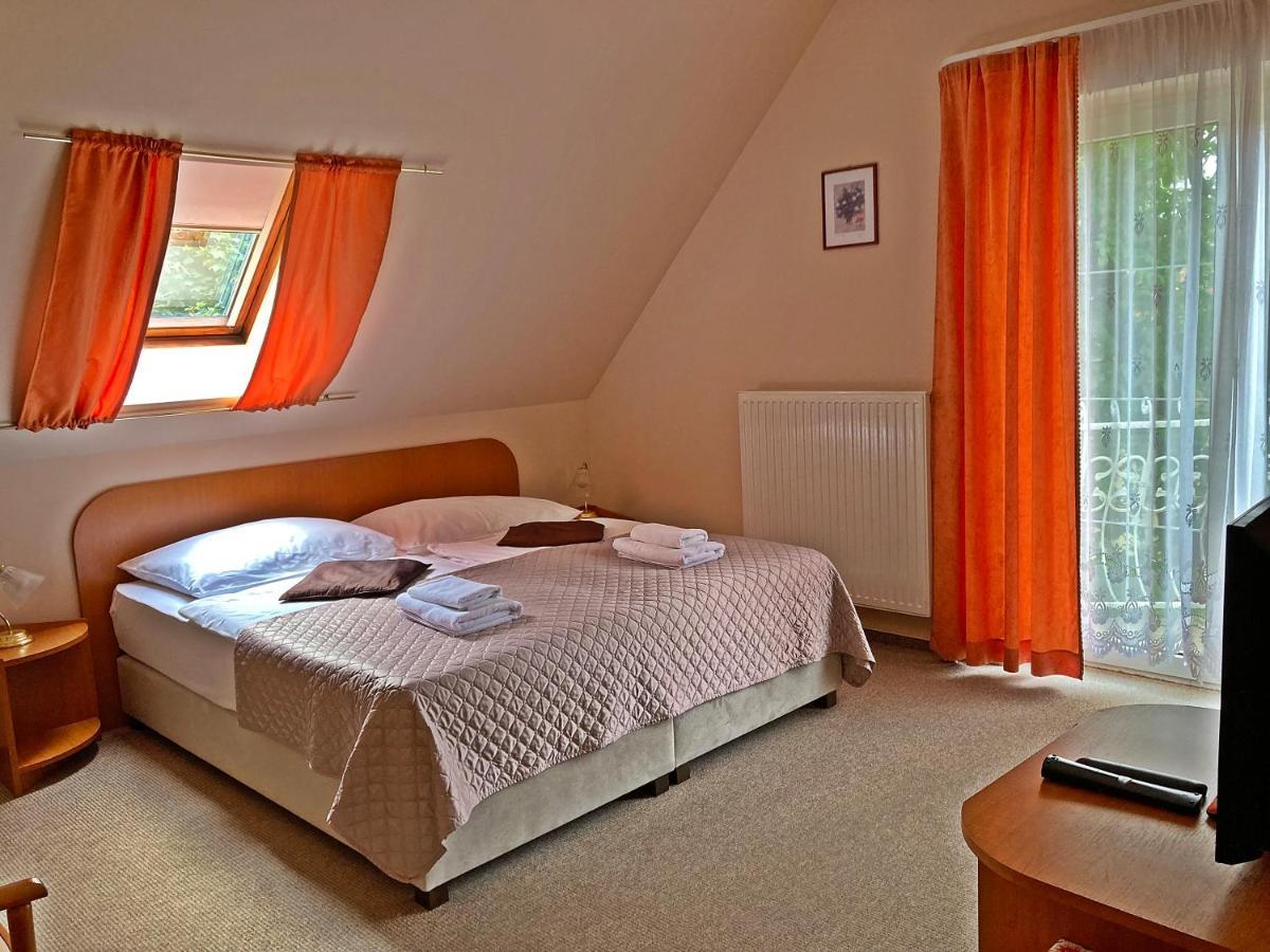 Hotel Penta Lux Tata Bagian luar foto