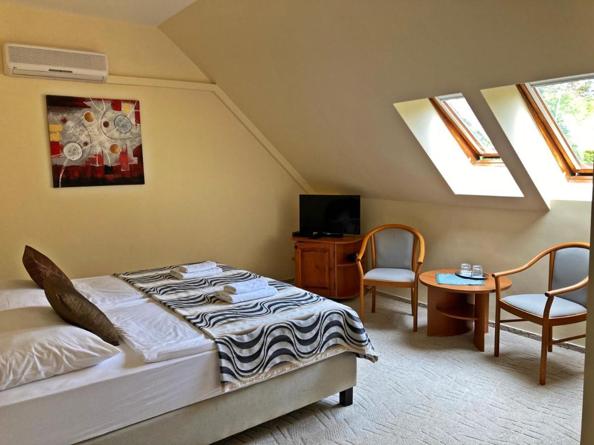 Hotel Penta Lux Tata Bagian luar foto