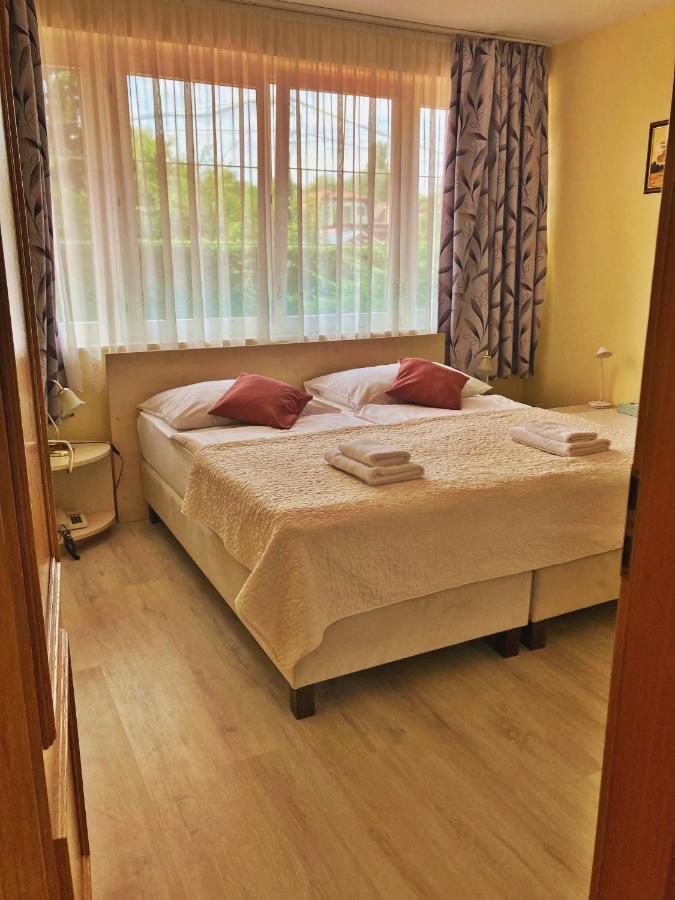 Hotel Penta Lux Tata Bagian luar foto