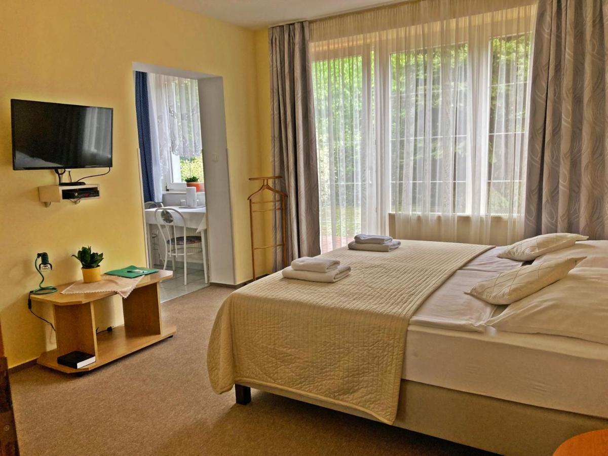 Hotel Penta Lux Tata Bagian luar foto