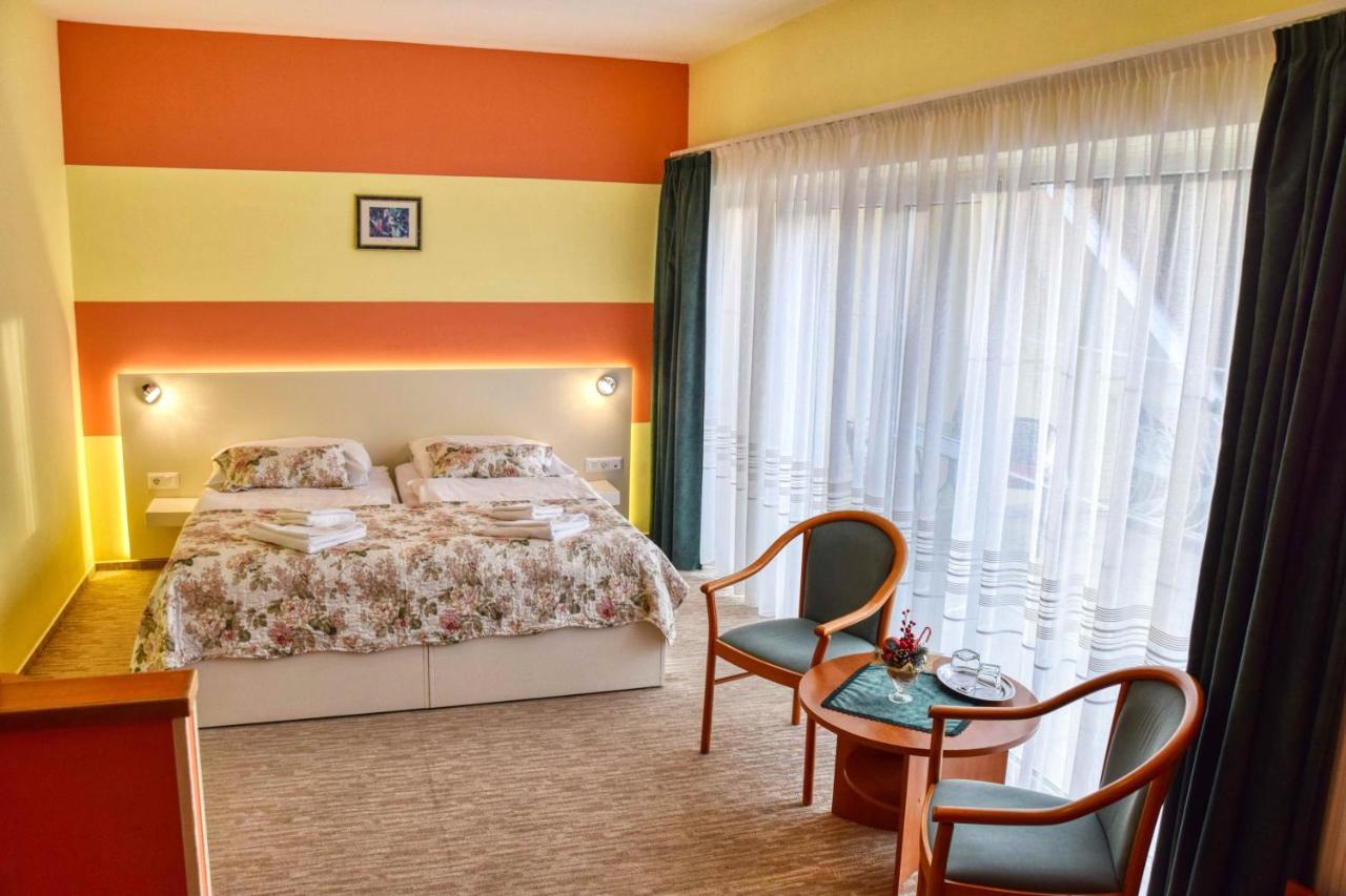 Hotel Penta Lux Tata Bagian luar foto