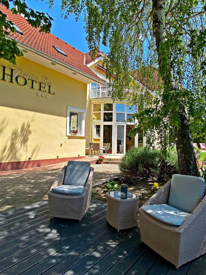 Hotel Penta Lux Tata Bagian luar foto
