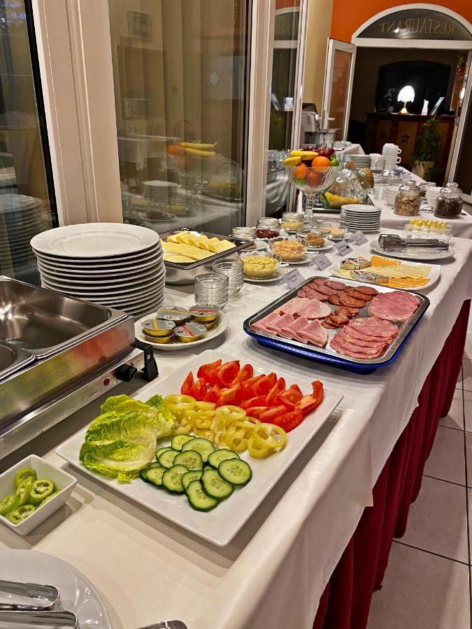Hotel Penta Lux Tata Bagian luar foto