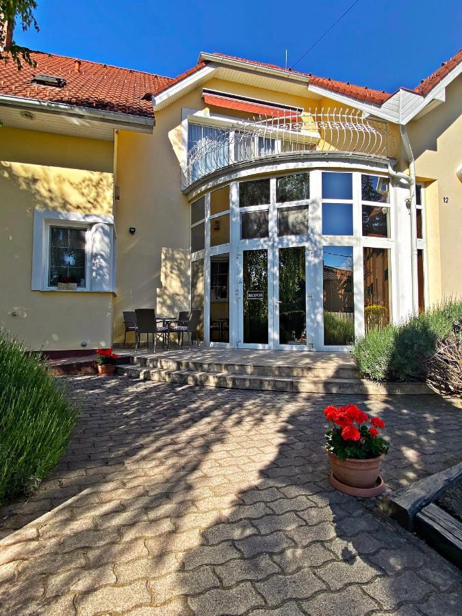 Hotel Penta Lux Tata Bagian luar foto