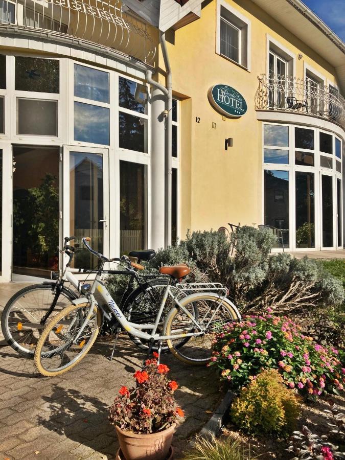 Hotel Penta Lux Tata Bagian luar foto